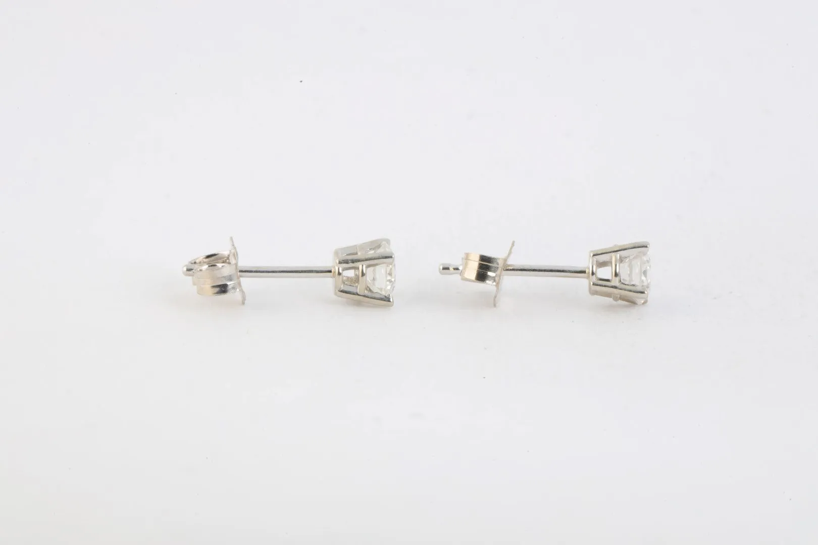 14k White Gold 0.42tcw Diamond Stud Earrings (0.59g.)